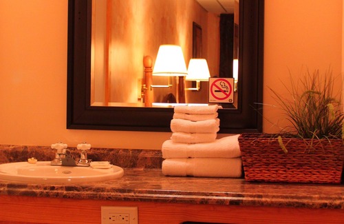 Algoma District Hotel | Algoma Motel