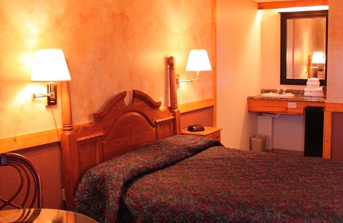 Algoma District Hotel | Algoma Motel