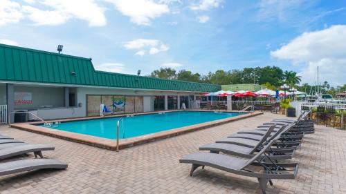 Trailer Estates Apartment | All-New, Heated Pool, Tiki Bar & Grill, Great Wifi
