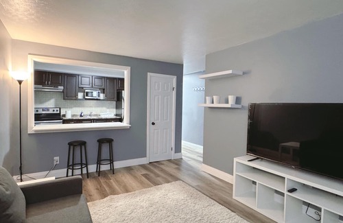 Kitchener Apartment | All the Comforts of Home – Central & Cozy
