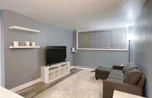 Kitchener Apartment | All the Comforts of Home – Central & Cozy