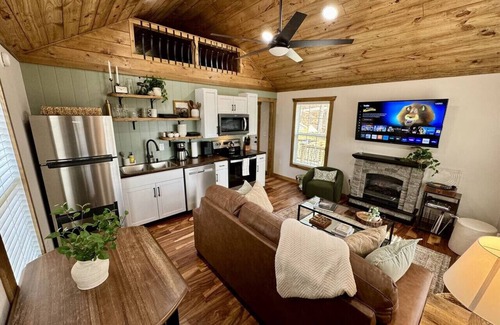 Campton Apartment | Alone At Last - New LUX - WiFi - Hot Tub