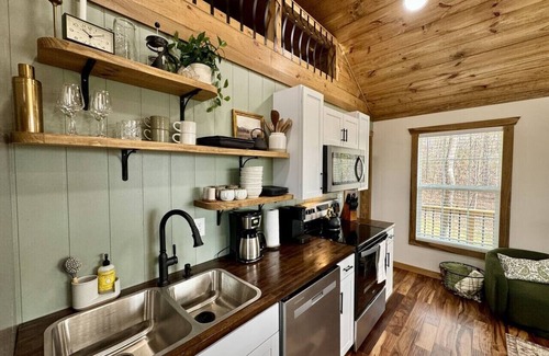 Campton Apartment | Alone At Last - New LUX - WiFi - Hot Tub