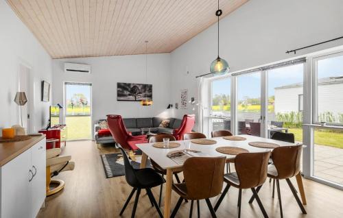 Snogebaek House | Amazing Home In Nexø With Wifi