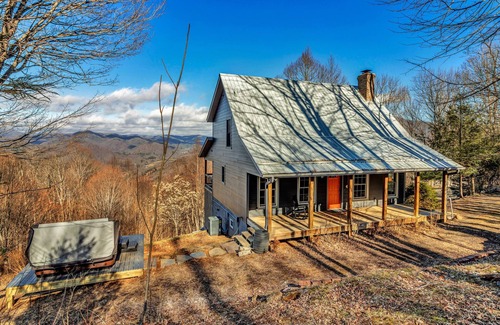 Bakersville House | Amazing Mountain Views HOT TUB Fire Pit Remote Location Pet Friendly