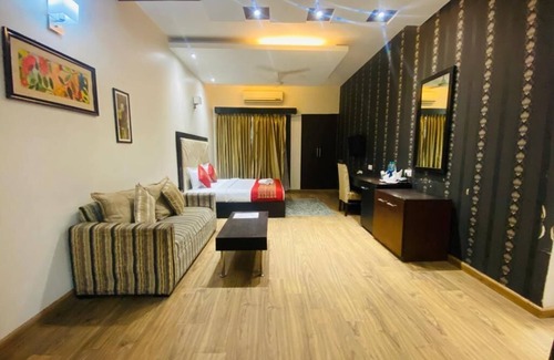 DLF Phase 3 House | Amazone holidays Guest house