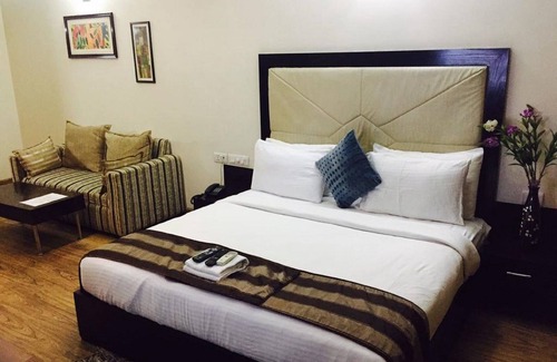 DLF Phase 3 House | Amazone holidays Guest house