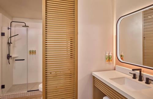 Waikiki Hotel | Ambassador Hotel of Waikiki, Tapestry Collection by Hilton