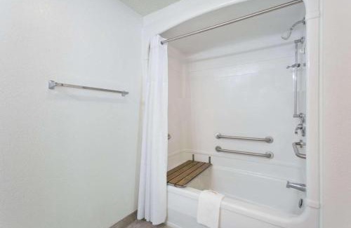 Southern Pines Hotel | AmeriVu Inn & Suites-Extended stay Aberdeen