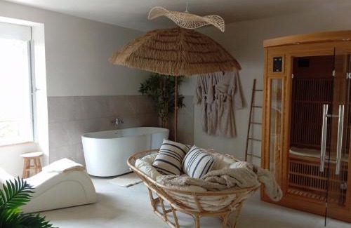 Cour-Cheverny Apartment | Amoureux Suite romantique Spa privé Cinta Bali châteaux de la Loire