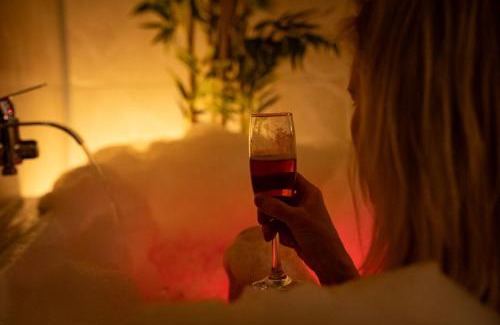 Cour-Cheverny Apartment | Amoureux Suite romantique Spa privé Cinta Bali châteaux de la Loire