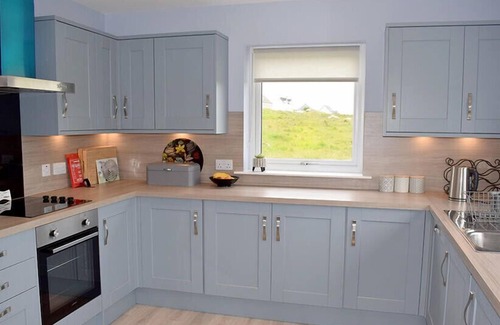 Finsbay Cabin | AN LOCHAN, pet friendly, with hot tub in Leverburgh