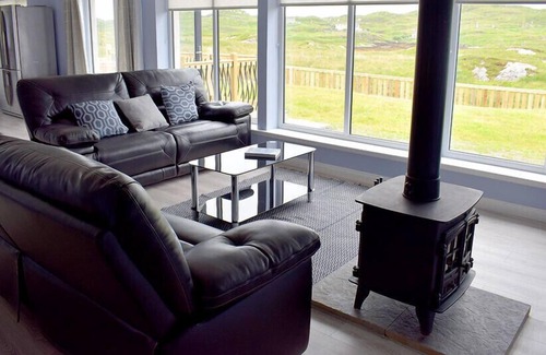 Finsbay Cabin | AN LOCHAN, pet friendly, with hot tub in Leverburgh