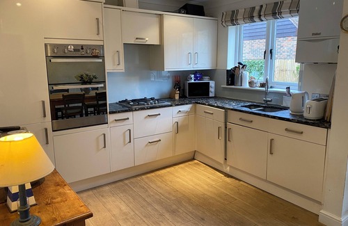 Seaview Cottage | Anchor Cottage holiday home by the sea, pet friendly, minutes walk to beach
