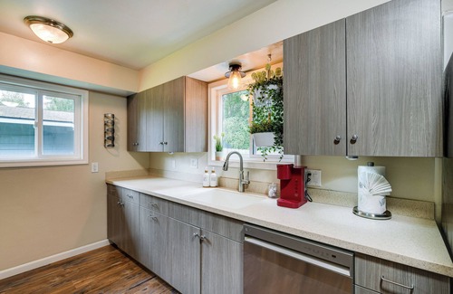 Rogers Park Apartment | Anchorage Home ~ 7 Mi to Chugach State Park!