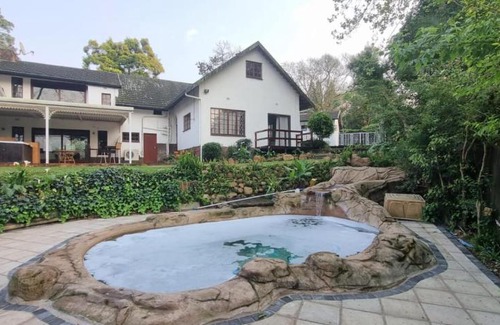 Assagay House | Angazi Guesthouse Unit 2 - Upmarket one bedroom apartment with pool