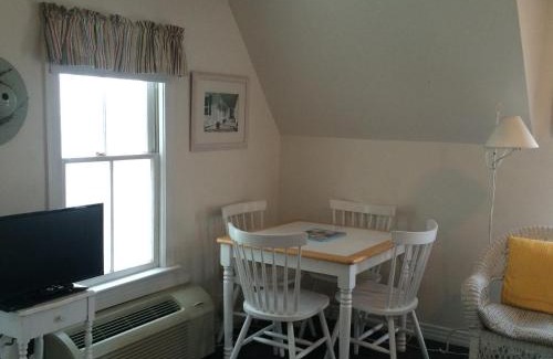 Northeast Virginia Beach Hotel | Angie's Guest Cottage