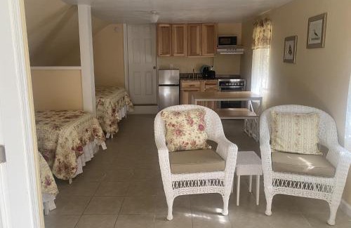 Northeast Virginia Beach Hotel | Angie's Guest Cottage
