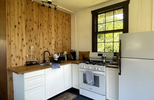 Stillwater Cabin | Annie Bay Ocean Cottage in Powell River