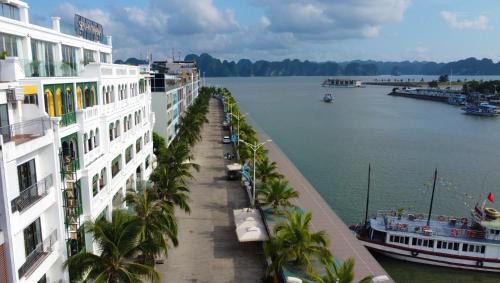 Ha Long Bed & Breakfast | Anson Condotel