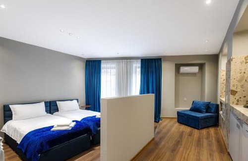 Tbilisi City Centre Apartment | Apart Meidani - Stylish Old Town Apartment with Balcony & Synagogue View