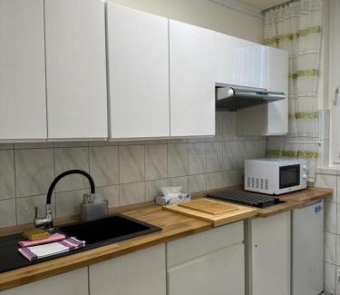 Brodno Apartment | Apartament Bazyliańska - 100m do Metra "Bródno", 20 minut do centrum Warszawy