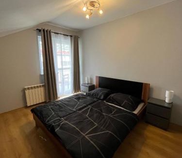 Ustrzyki Dolne Apartment | Apartament Bieszczady Darmowa Sauna Jacuzzi 100 metrów od wyciągu narciarskiego!