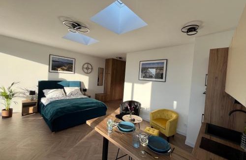 Charzykowy Apartment | Apartament Słoneczny widok boczny na jezioro