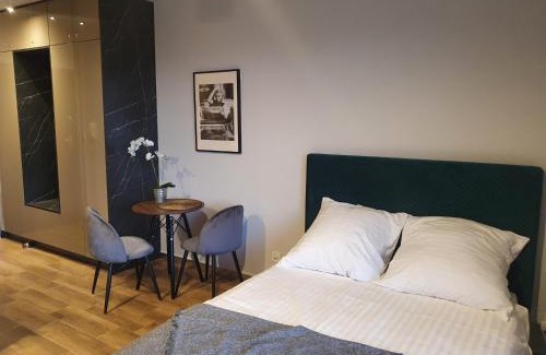 Katowice Apartment | APARTAMENT W CHMURACH- 15 PIĘTRO OSIEDLE TYSIĄCLECIA- parking w hali garażowej, wielki taras z leżakami i widokiem na zachód słońca