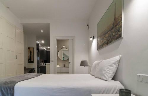 Legazpi Apartment | Apartamento Bronce by Clabao