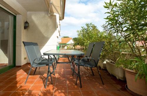 Llanca Apartment | Apartamento luminoso con jardín, piscina comunitaria y cerca de la playa en Llançà. - ES-228-41