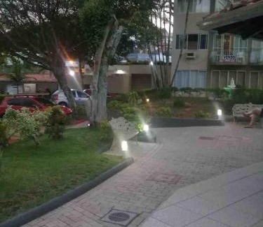 Pioneiros Apartment | Apartamento para casais próximo à roda gigante com uma vaga de garagem