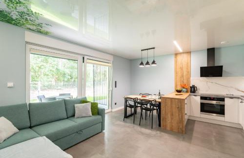 Ustka Apartment | Apartamenty w sam las by KLIF Ustka - apartament na parterze z tarasem i parkingiem