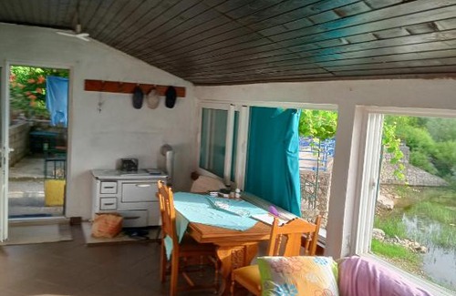 Karuc Apartment | Apartman 80kvadrata sa pratećim sadržajima.Na metar od skadarskog jezera