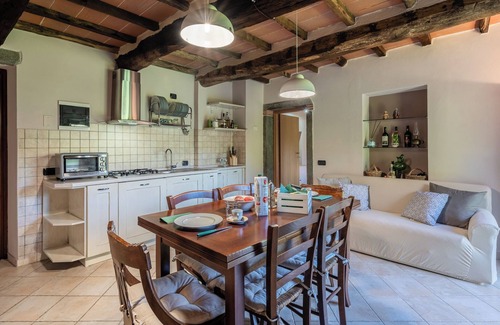 Casoli Apartment | Apartment 'La Casina Di Francesca' with Wi-Fi and Parking