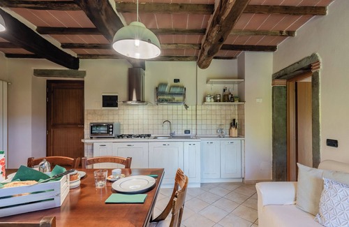 Casoli Apartment | Apartment 'La Casina Di Francesca' with Wi-Fi and Parking