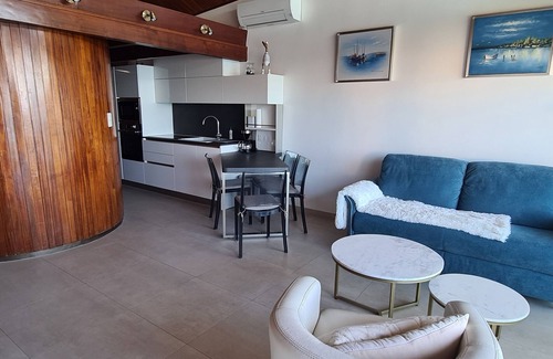 Les Sablettes Apartment | Apartment beachfront, direct beach access, swimming pool, air cond., wi-fi, park