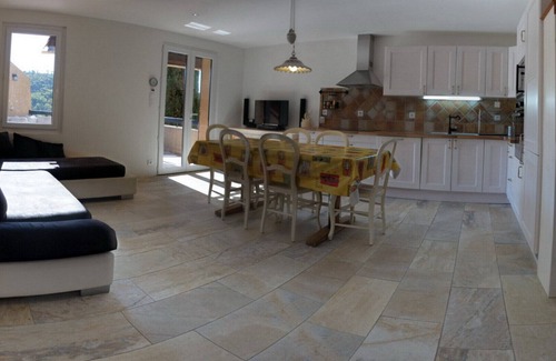 Esparron-de-Verdon Apartment | Apartment for 6 in Esparron-de-Verdon, with a wonderful lake view