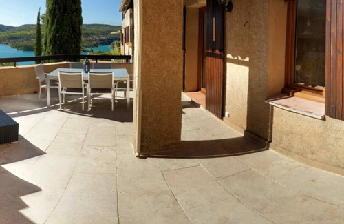Esparron-de-Verdon Apartment | Apartment for 6 in Esparron-de-Verdon, with a wonderful lake view
