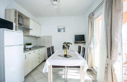 Seget Donji Apartment | Apartment for 4+2, Seget Donji ❤, by the beach