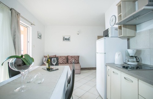 Seget Donji Apartment | Apartment for 4+2, Seget Donji ❤, by the beach