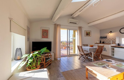 Mallemort Apartment | Apartment 'Gîte Durance' with Mountain View, Wi-Fi and Air Conditioning