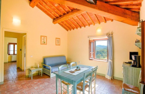 Anghiari Apartment | Apartment in a holiday home