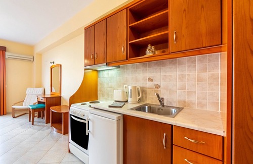 Agios Stefanos Avliotes Apartment | Apartment In A Hotel 'Kosmos Studio 6' with Shared Terrace, Wi-Fi and Air Conditioning