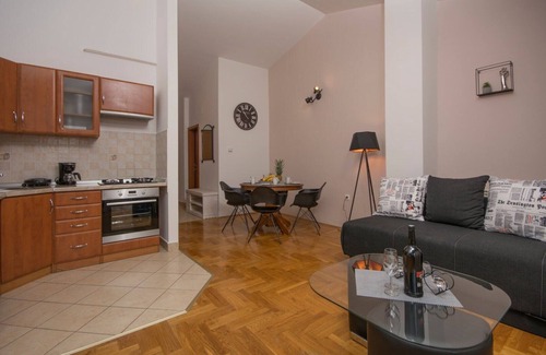 Pula Apartment | Apartment in city center with sea view