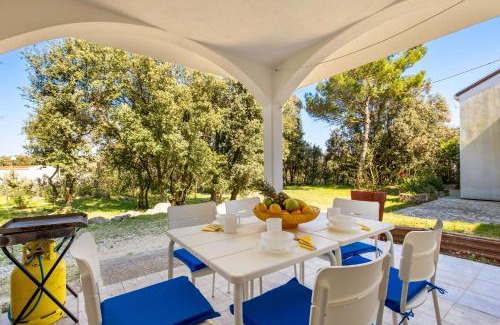 Nerezine Apartment | Apartment in pinewood near the sea