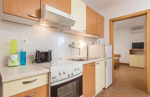 Nerezine Apartment | Apartment in pinewood near the sea