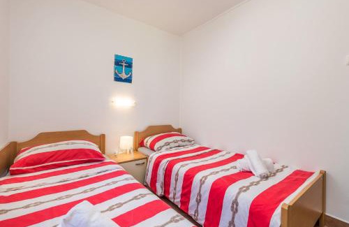 Nerezine Apartment | Apartment in pinewood near the sea