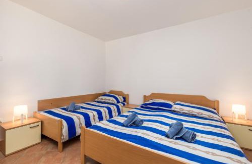 Nerezine Apartment | Apartment in pinewood near the sea