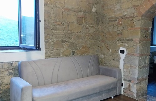 Livorno House | Apartment in rustic Tuscan farmhouse